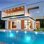 Belle maison moderne d'architecte avec piscine avec éclairage de nuit